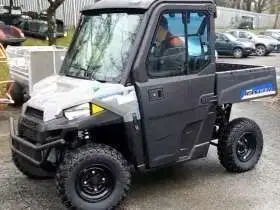 Grafitowy ciągnik rolniczy quad Polaris RANGER Mid Size EV atv widok na przód pojazdu z oferty www.korbanek.pl