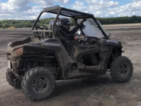 ciągnik rolniczy Polaris RZR 900 EPS używany lewy przód z ramą ochronną