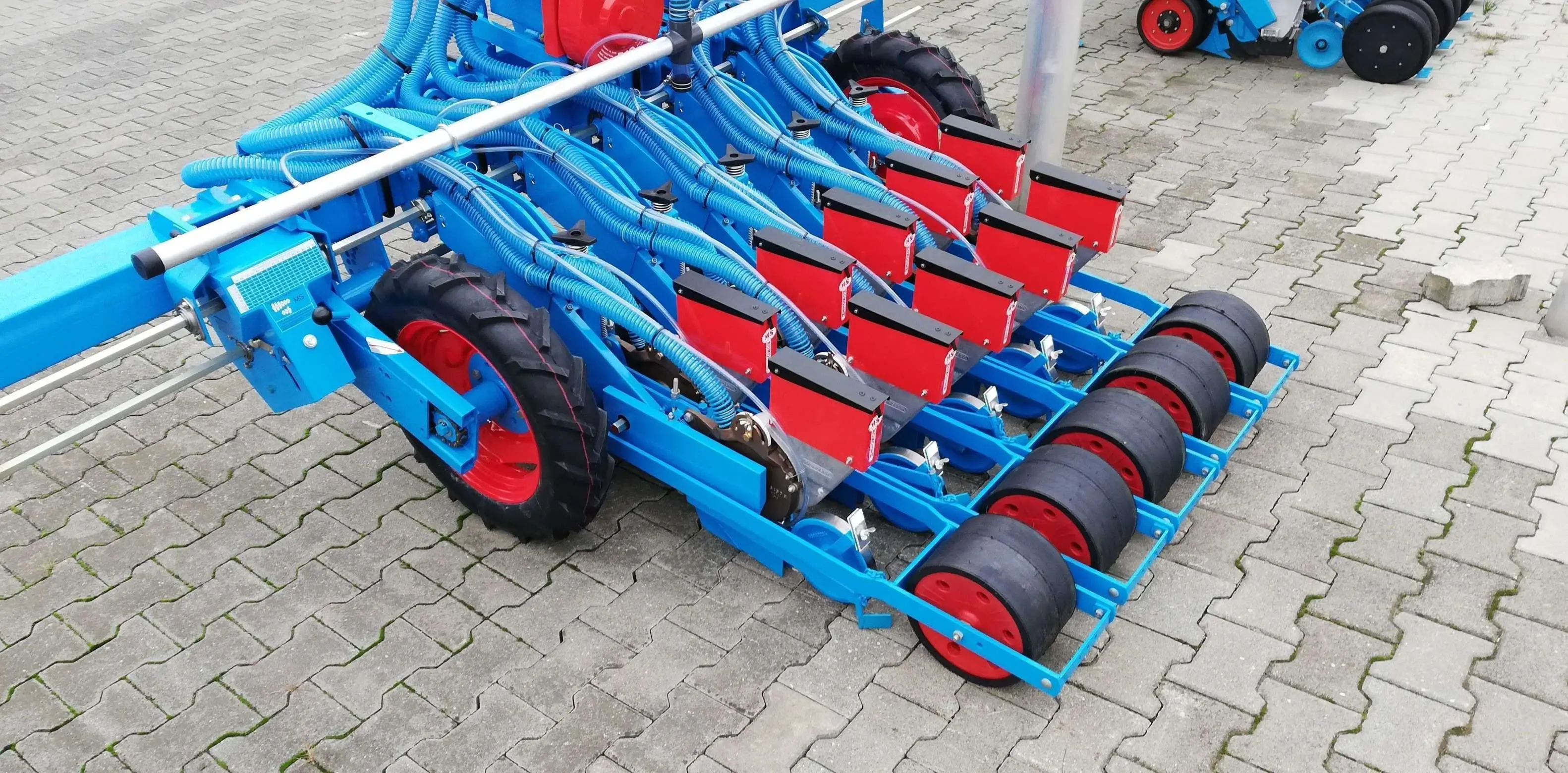 Sekcje wysiewające siewnika do warzyw MONOSEM MS D2, tylne koła ogumione