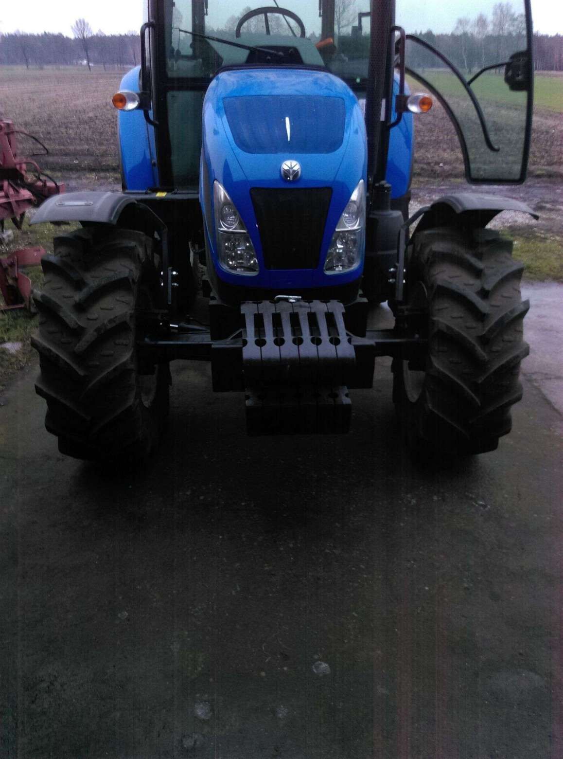 Obciązniki walizkowe w ciągniku New Holland TD5.75