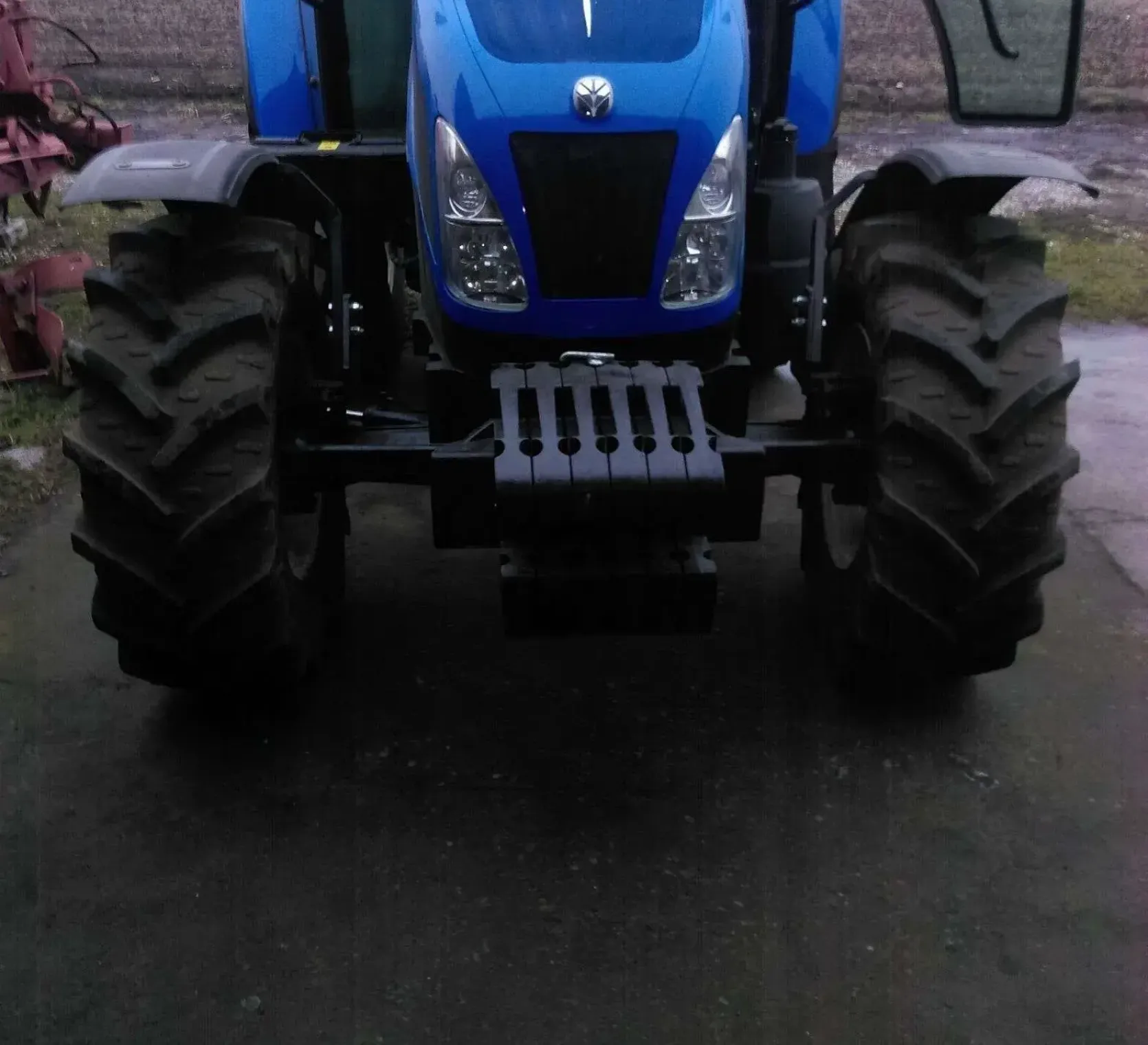 Obciązniki walizkowe w ciągniku New Holland TD5.75