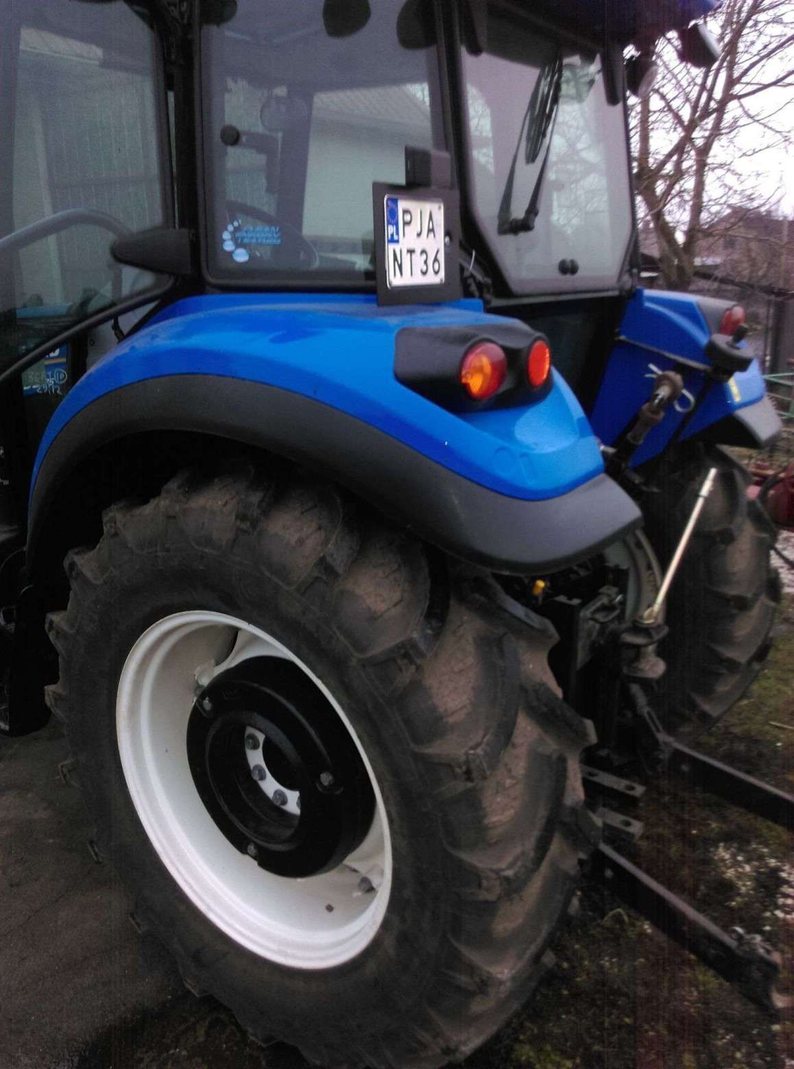Koła z obciążnikami w ciągniku rolniczym New Holland TD5.75