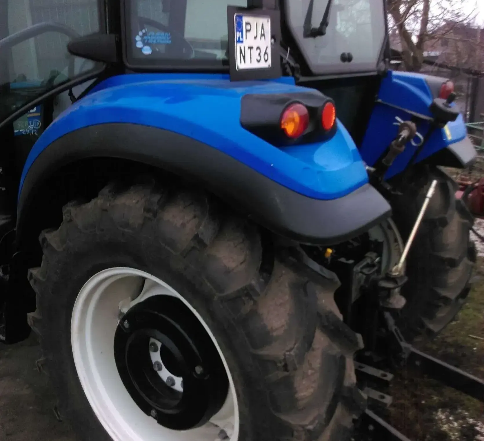 Koła z obciążnikami w ciągniku rolniczym New Holland TD5.75