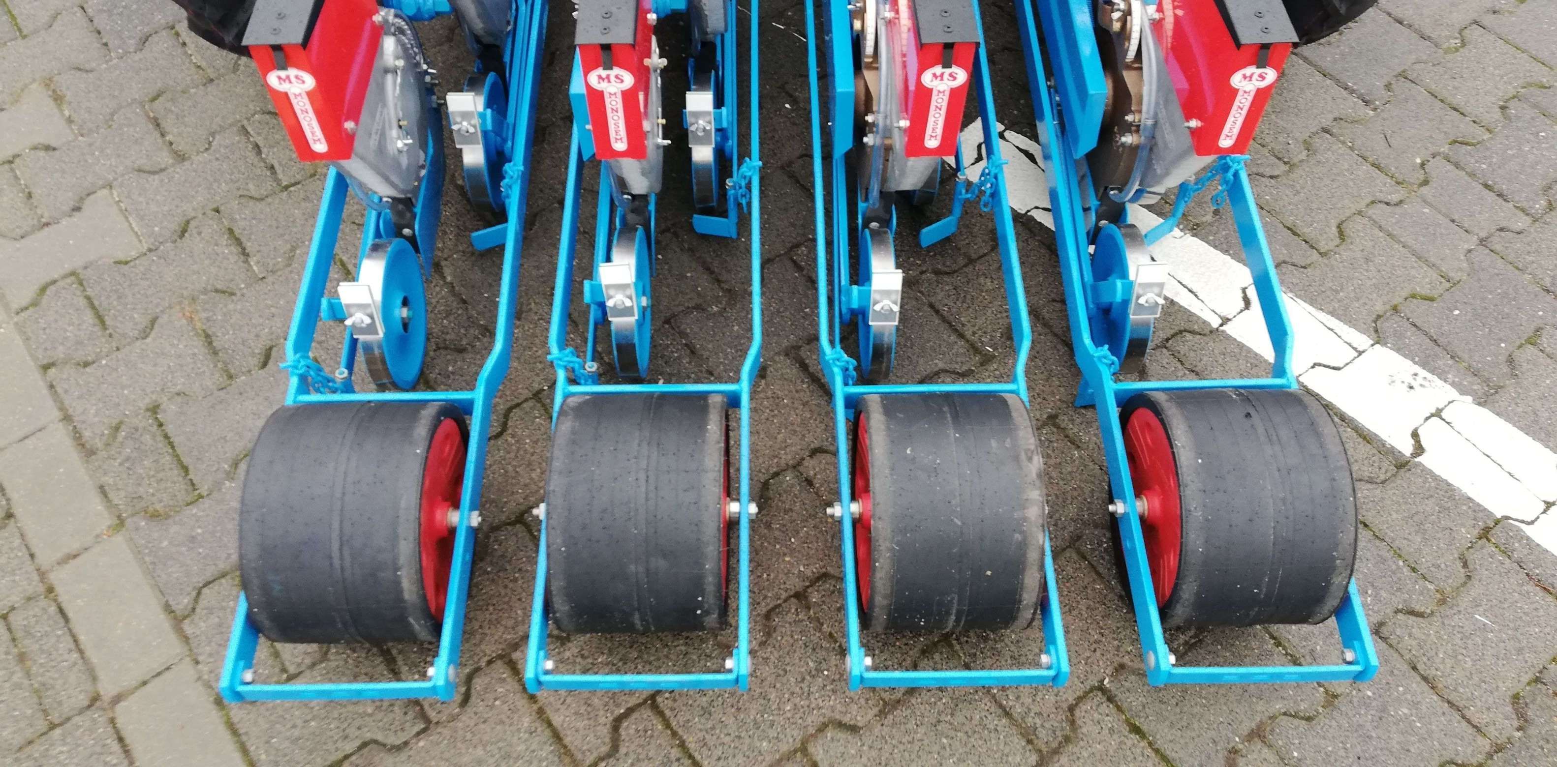 Sekcje wysiewające siewnika do warzyw MONOSEM MS D2, tylne koła ogumione