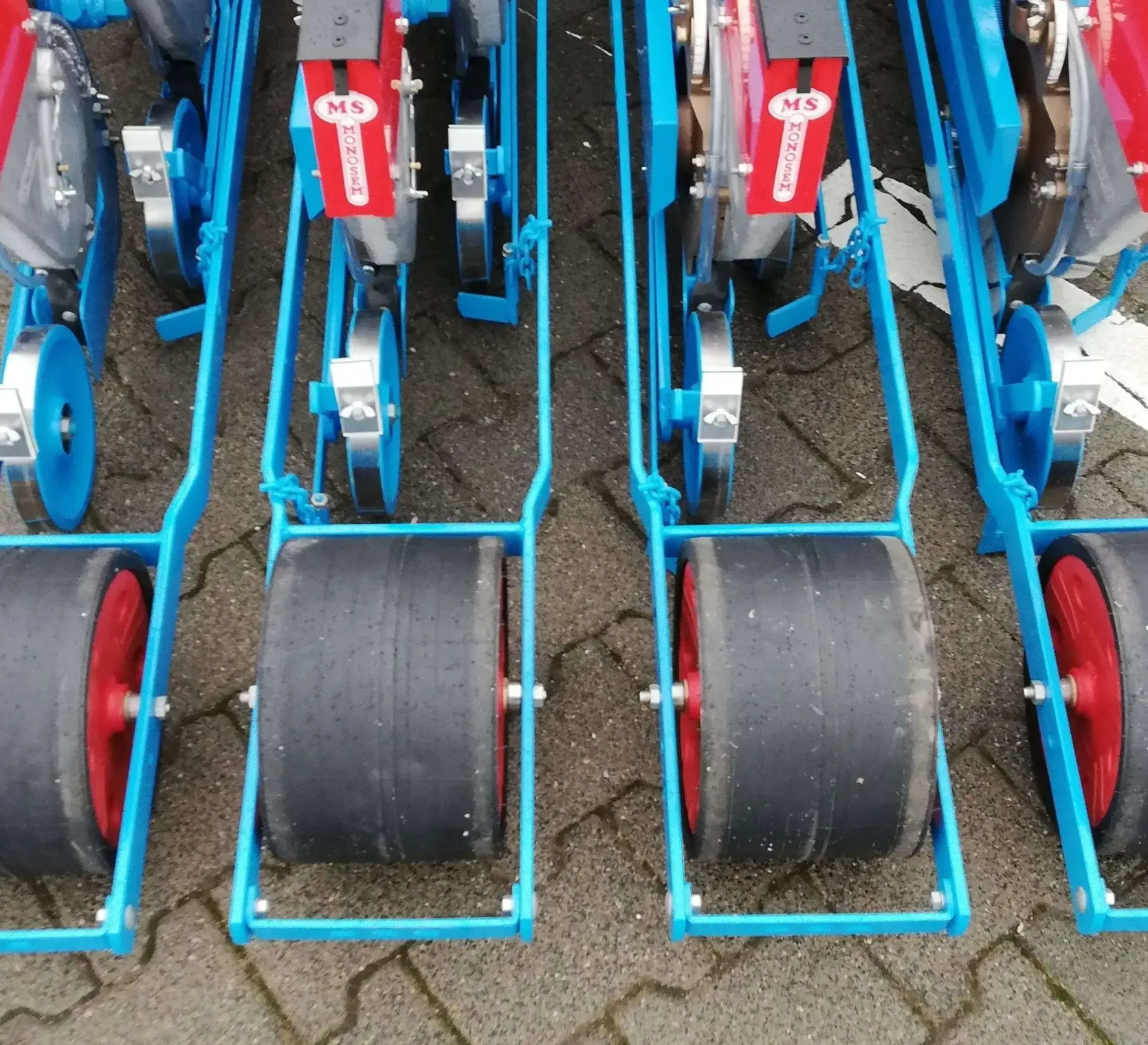 Sekcje wysiewające siewnika do warzyw MONOSEM MS D2, tylne koła ogumione