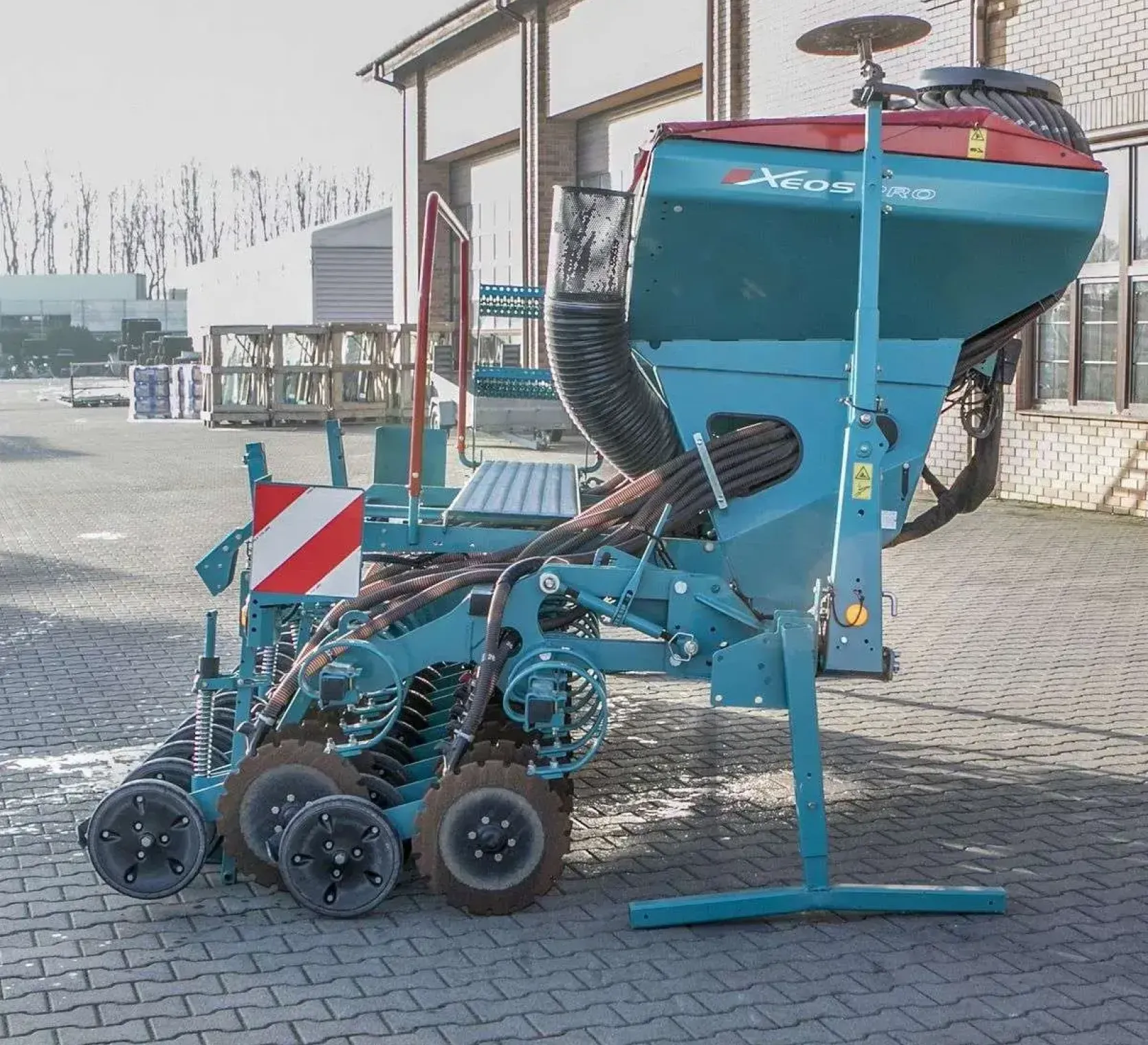 Siewnik widziany z boku pneumatyczny zbożowy Xeos PRO 4m