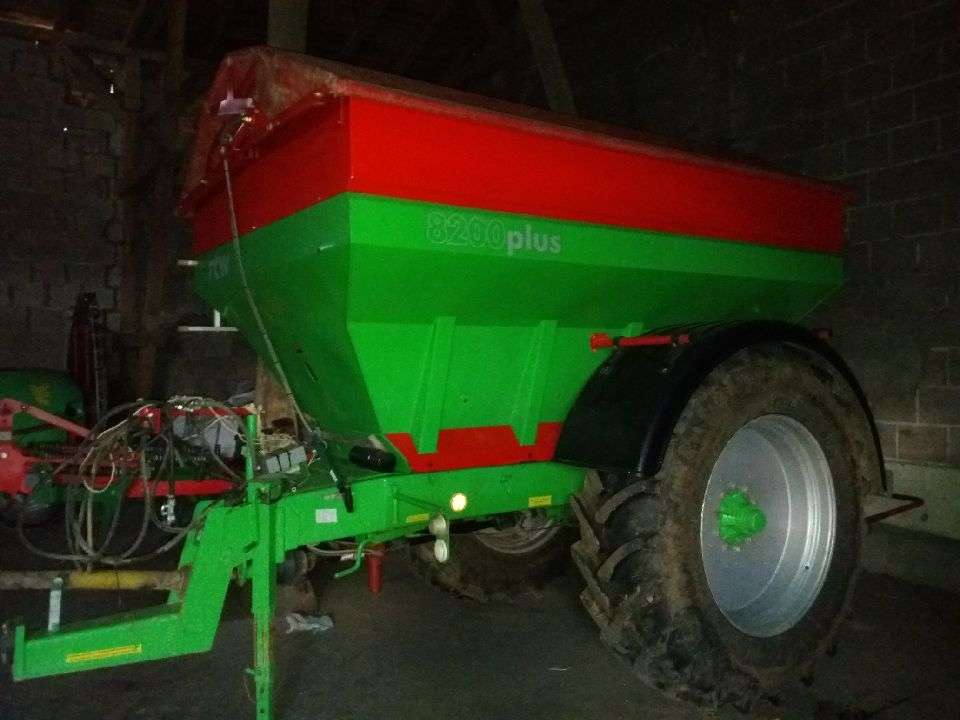 Używany rozsiewacz do wapna i nawozów mineralnych RCW 8200 Plus firmy Agromet Brezg