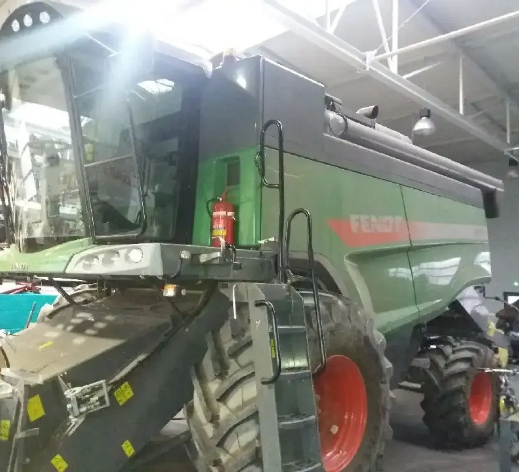 Kombajn Fendt 6275L MCS w hali warsztatowej widok z lewej strony
