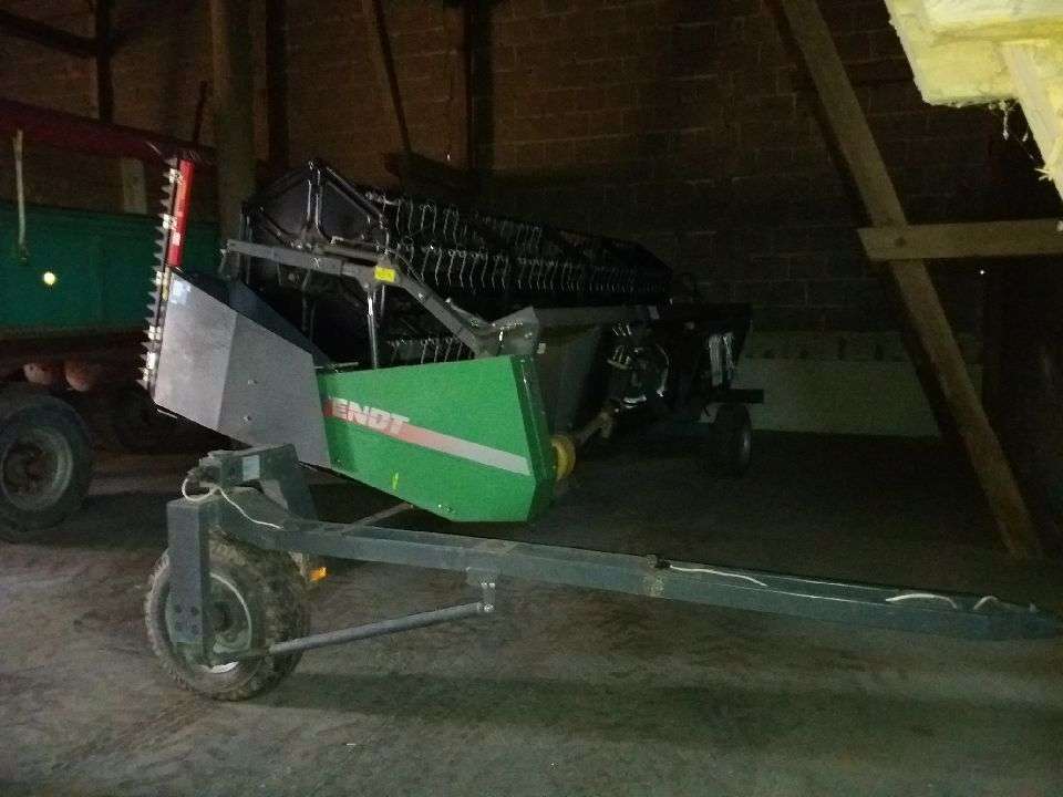 Heder z wózkiem do kombajnu Fendt 6275 L MCS na tle ceglanej ściany