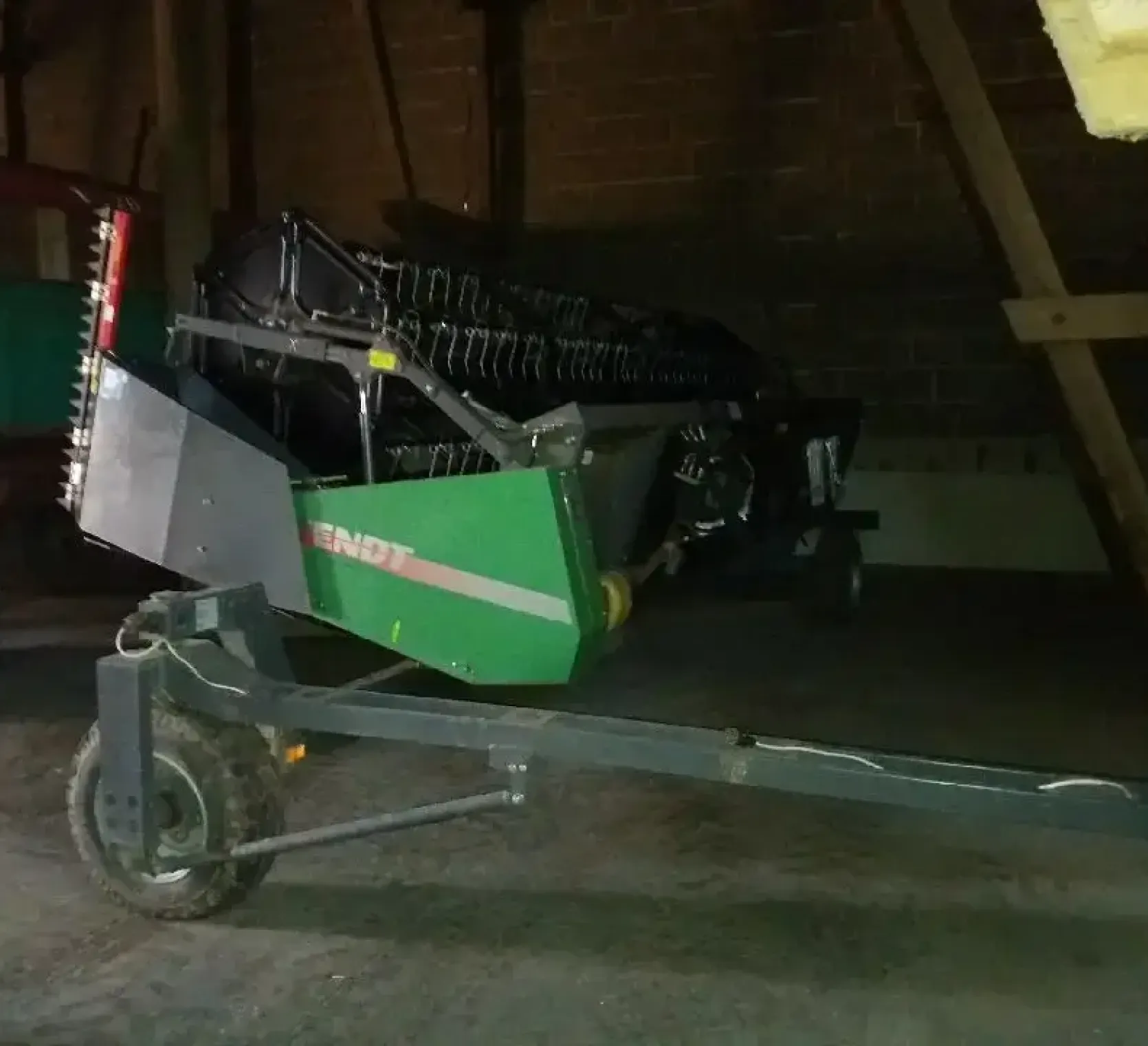 Heder z wózkiem do kombajnu Fendt 6275 L MCS na tle ceglanej ściany