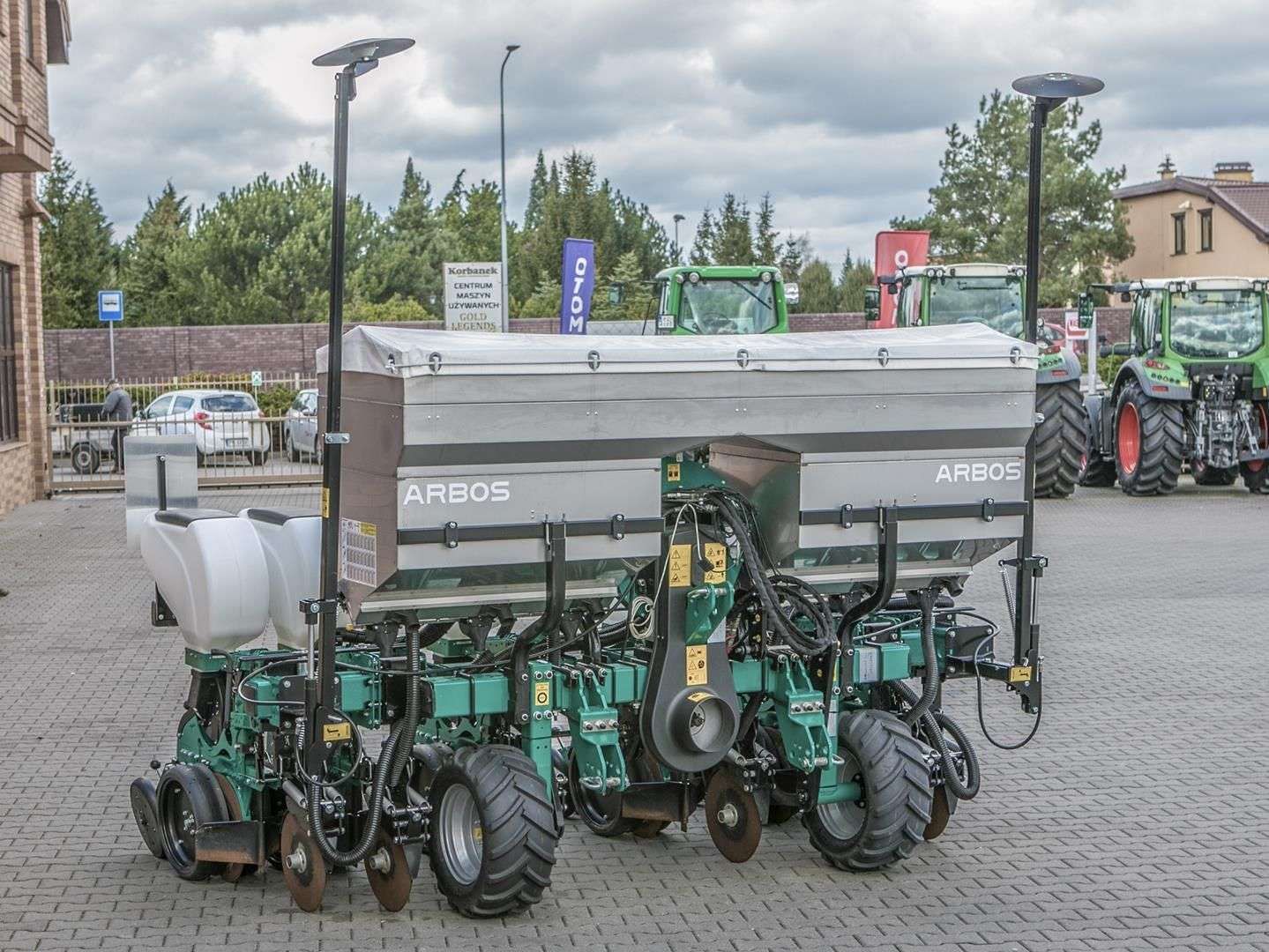Siewnik punktowy Arbos do kukurydzy na sekcjach talerzowych.