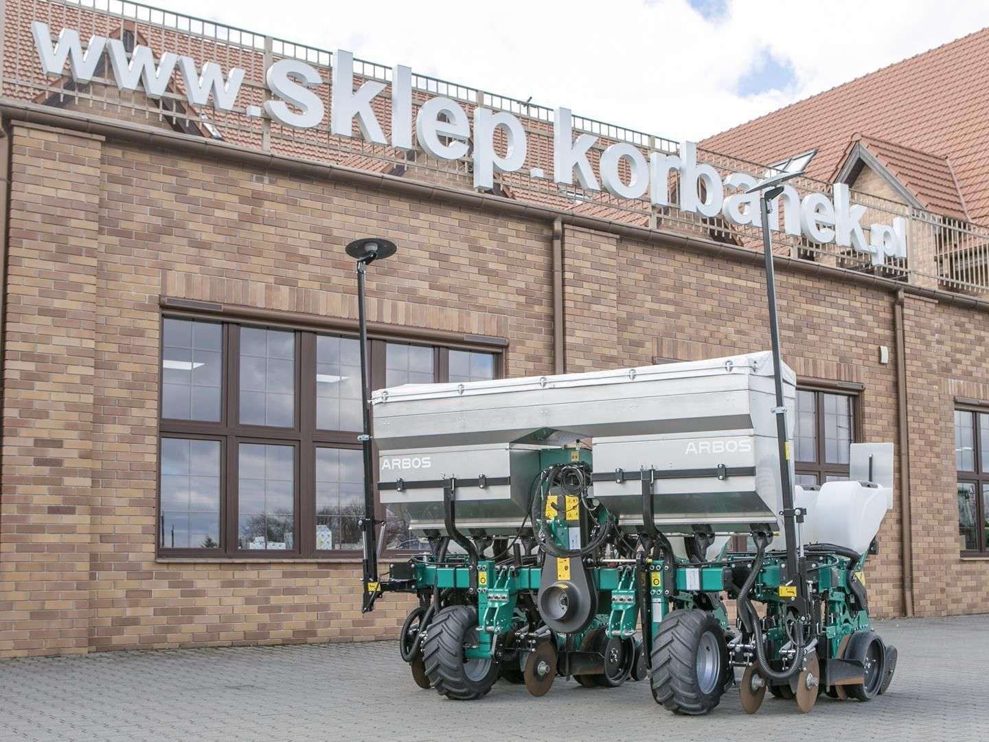 Siewnik do kukurydzy i buraków punktowy z podsiewaczem i kontrolerem wysiewu