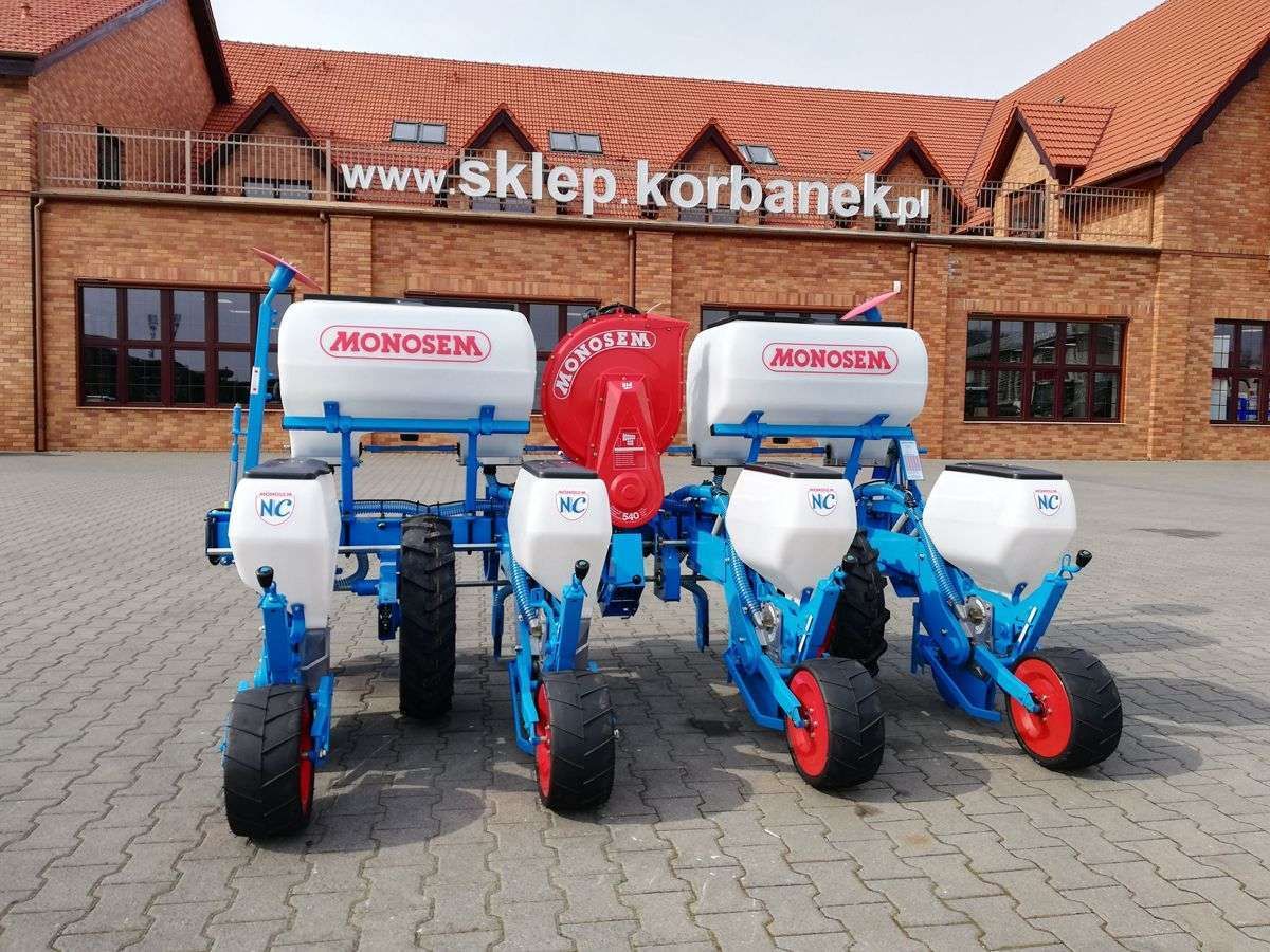 Siewnik do kukurydzy widok lekko z boku z podsiewaczem
