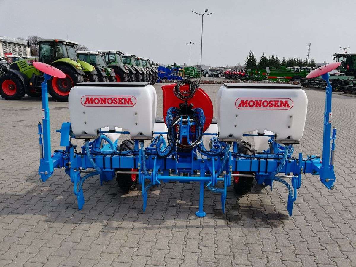 Siewnik do kukurydzy z podsiewaczem i znacznikami hydraulicznymi