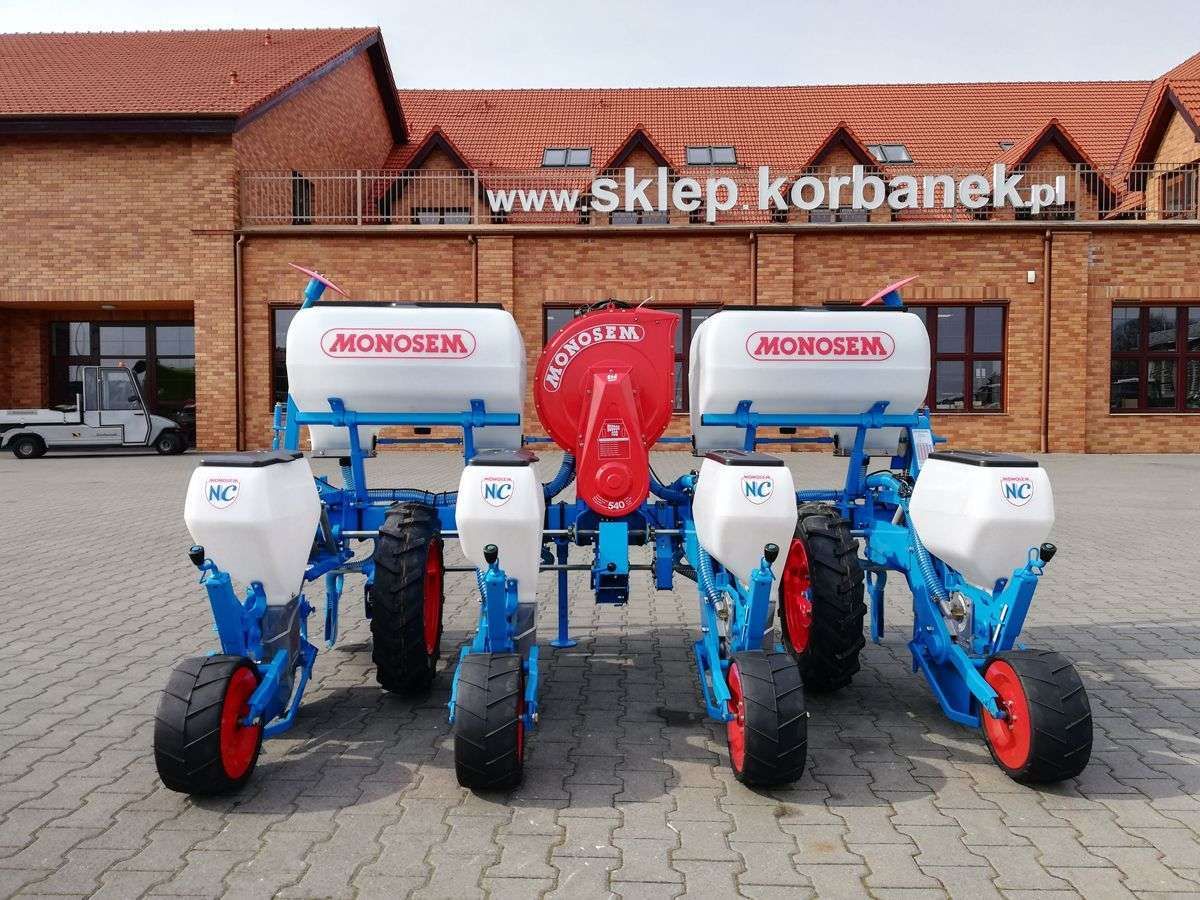 Siewnik do kukurydzy widok z tyłu maszyny z podsiewaczem