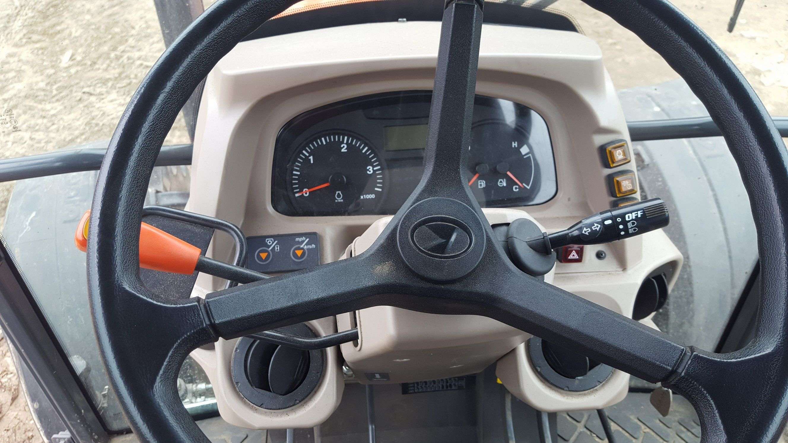 Deska rozdzielcza ciągnika rolniczego marki Kubota model M 7060
