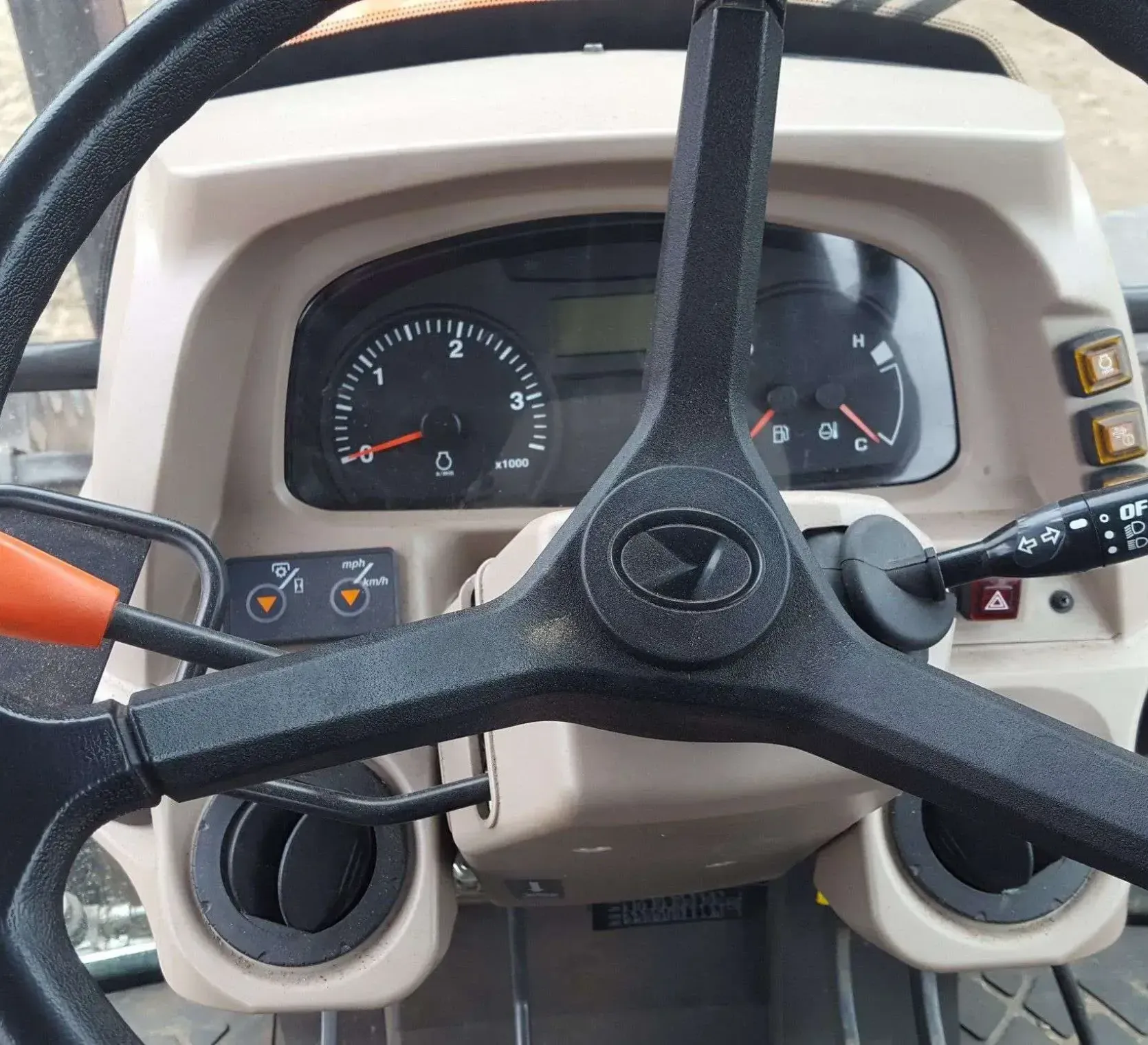 Deska rozdzielcza ciągnika rolniczego marki Kubota model M 7060