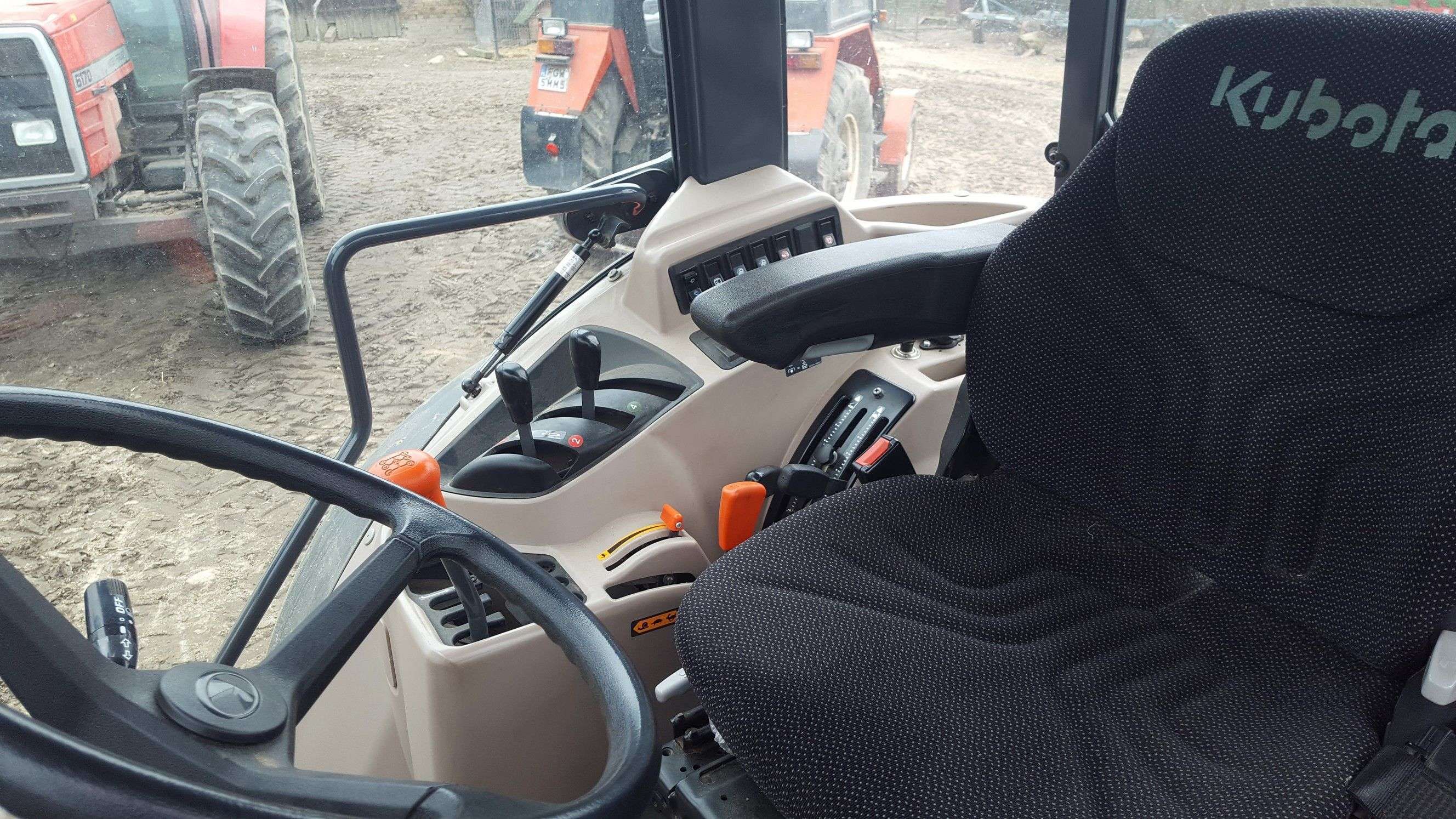 Widok kabiny ciagnika rolniczego Kubota 