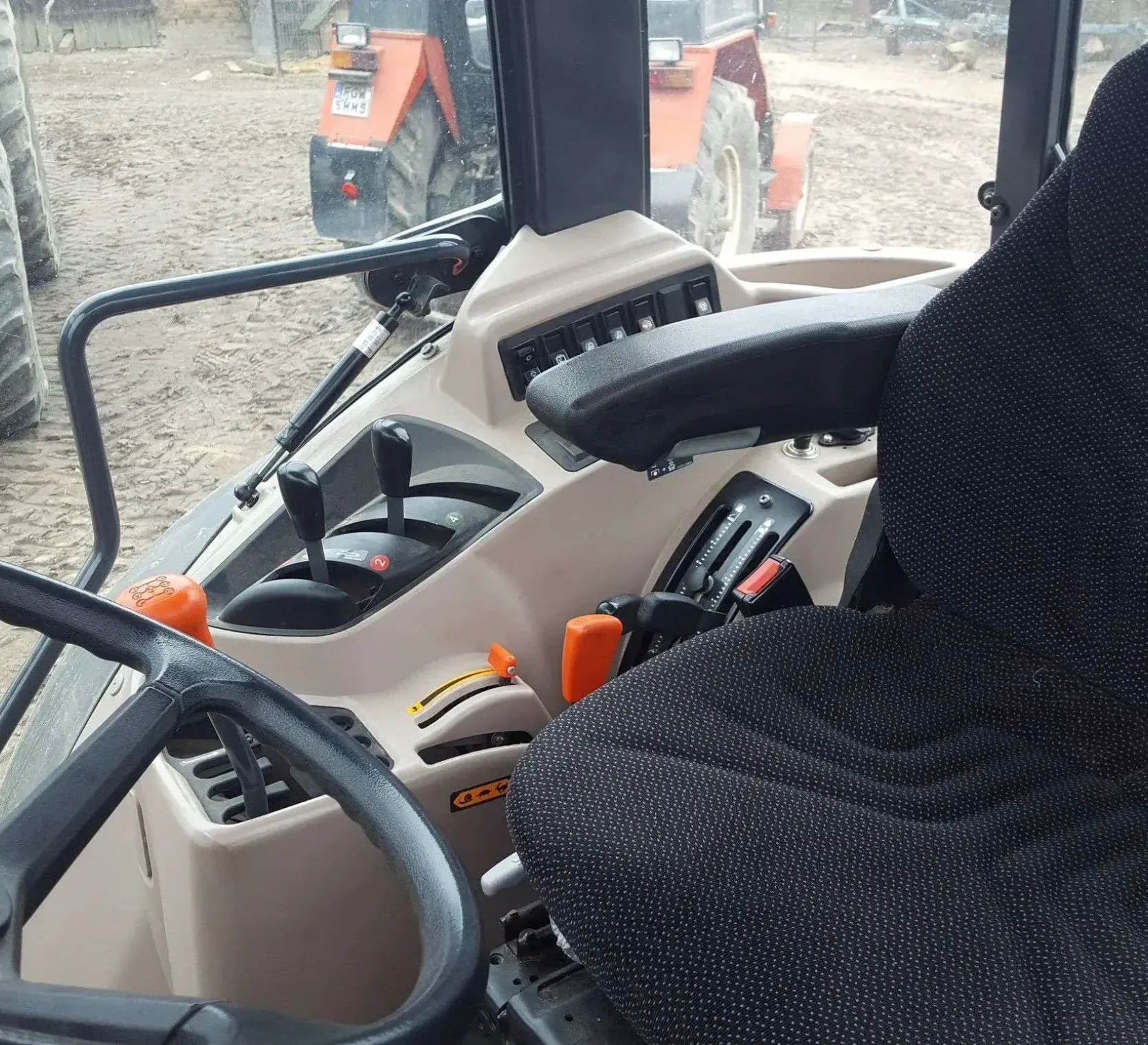 Widok kabiny ciagnika rolniczego Kubota 