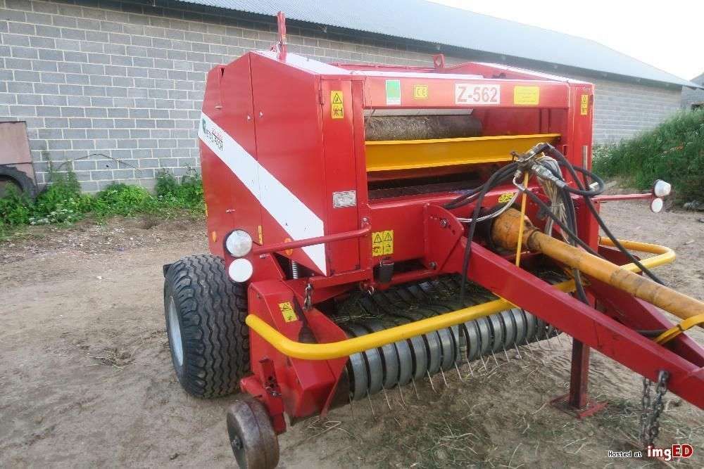 Prasa Metal Fach Z562 na tle zabudowań gospodarstwa rolnego 