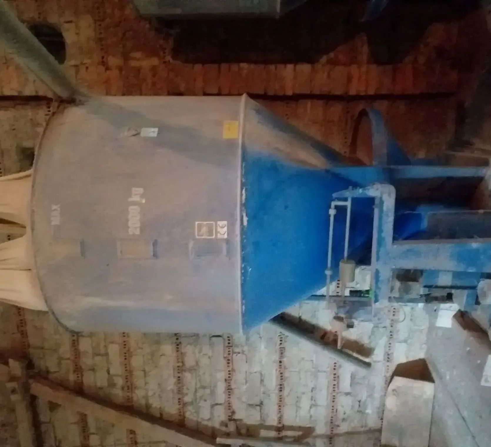 Niebieski używany mieszalnik do pasz maksymalny załadunek 2000 kg