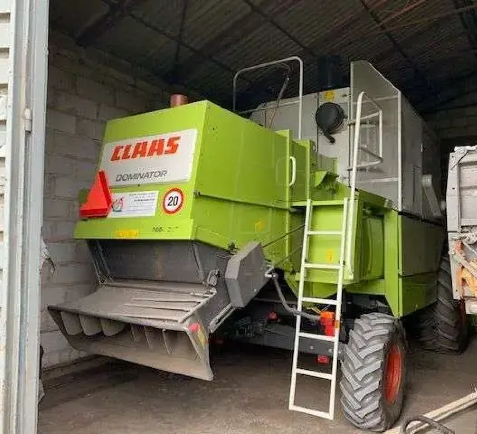 Używany kombajn Claas Dominator 150 widok z tyły zdjęcie pod wiatą