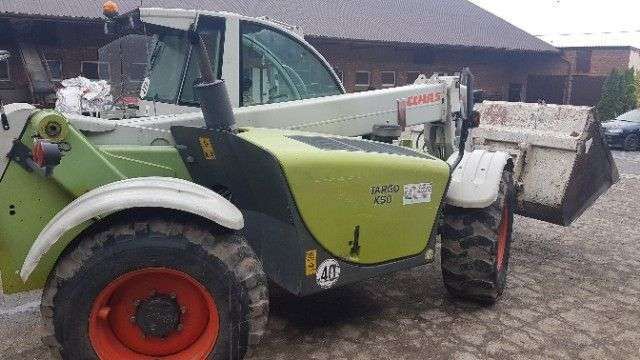 Używana Ładowarka Claas Targo K 50 na tle budynku gospodarczego