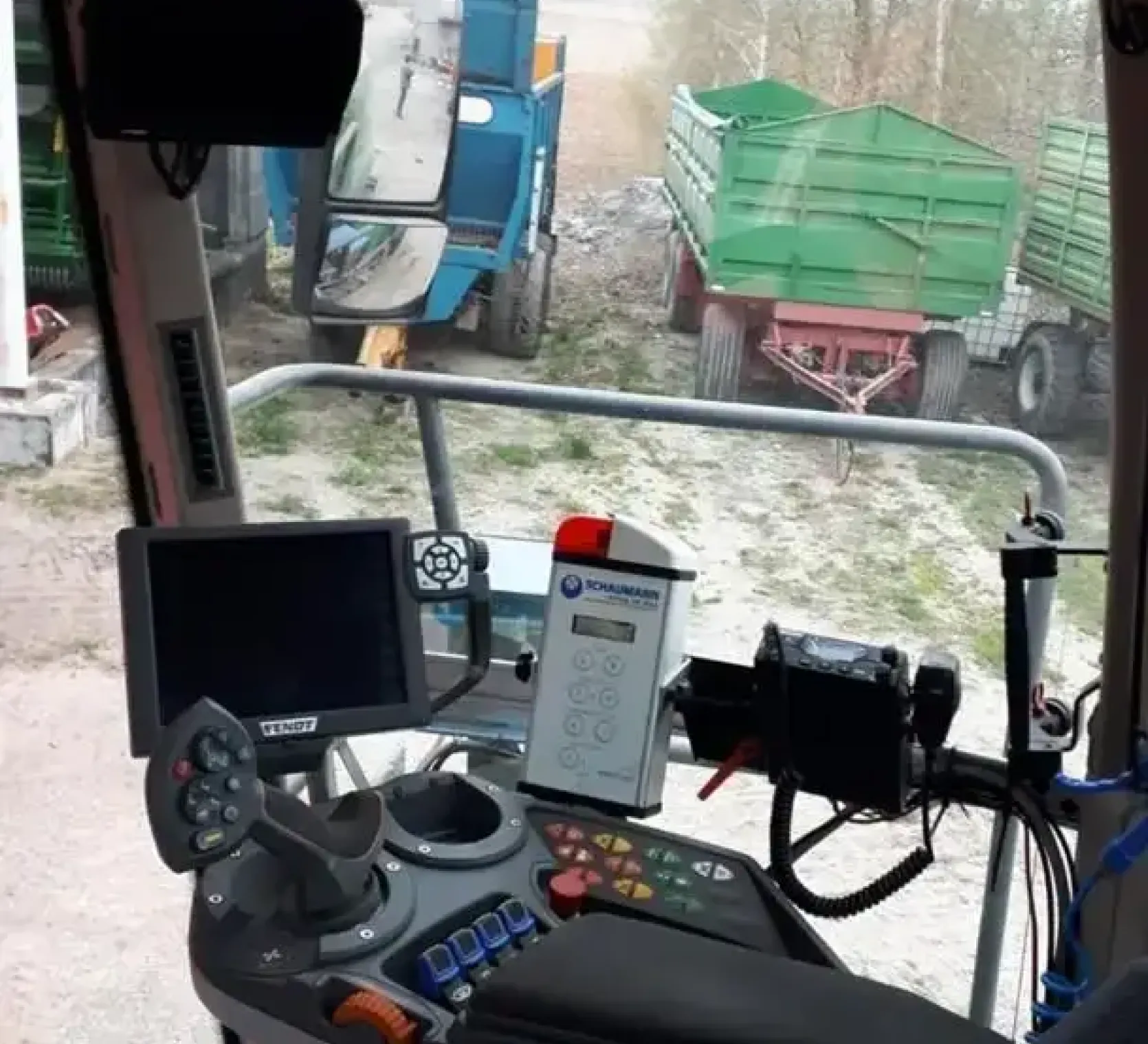 Wnętrze kabiny w uzywanej sieczkarni Fendt Katana 65