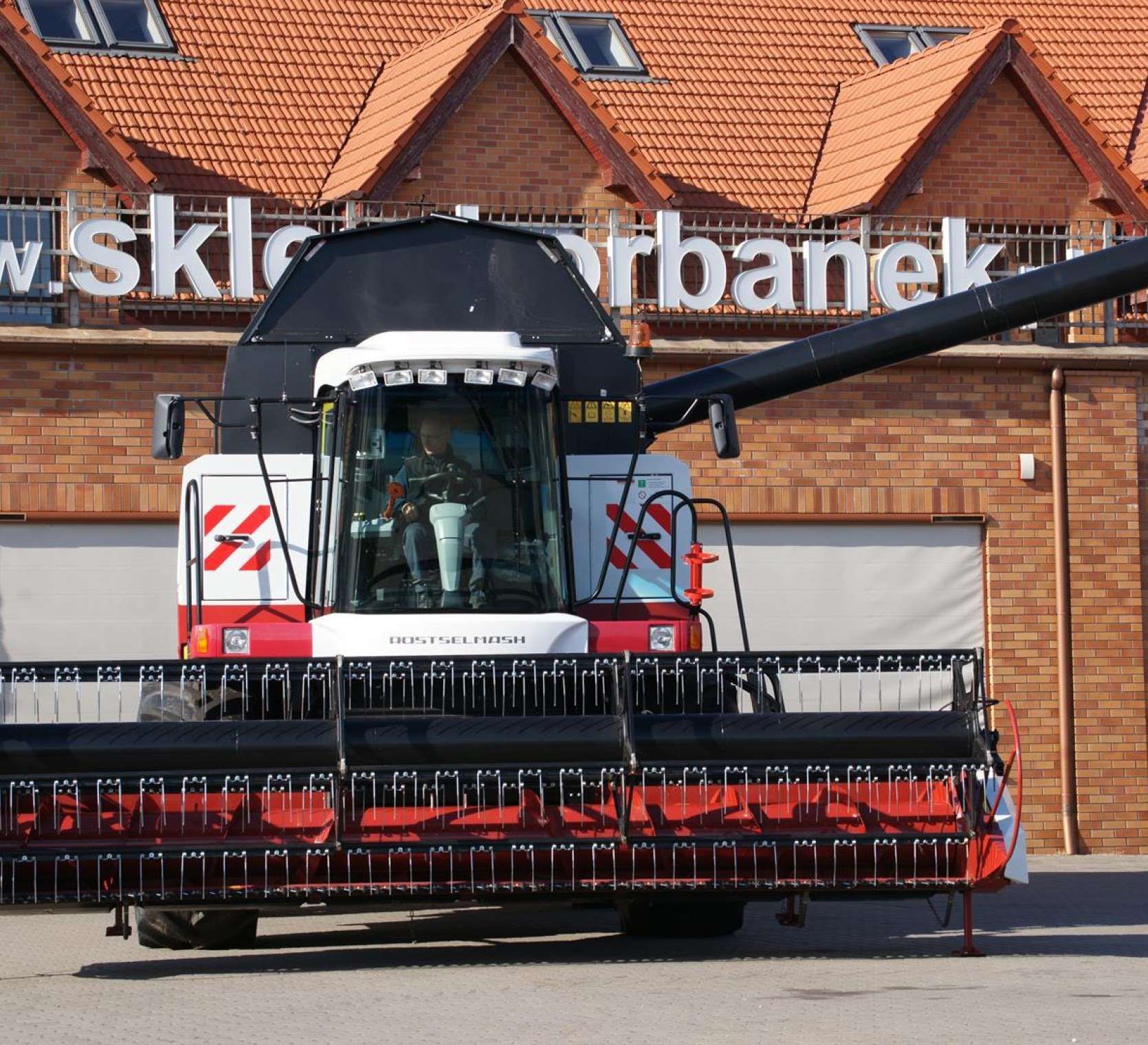 Zdjęcie z przodu kombajnu zbożowego Rostselmash Acros 595 +. 