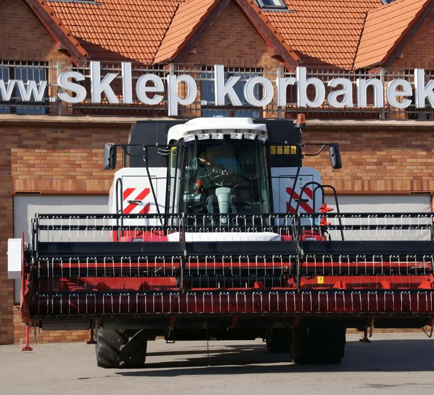 Widok hedera 6 metrowego w kombajnie Rostselmash Acros 595 +.