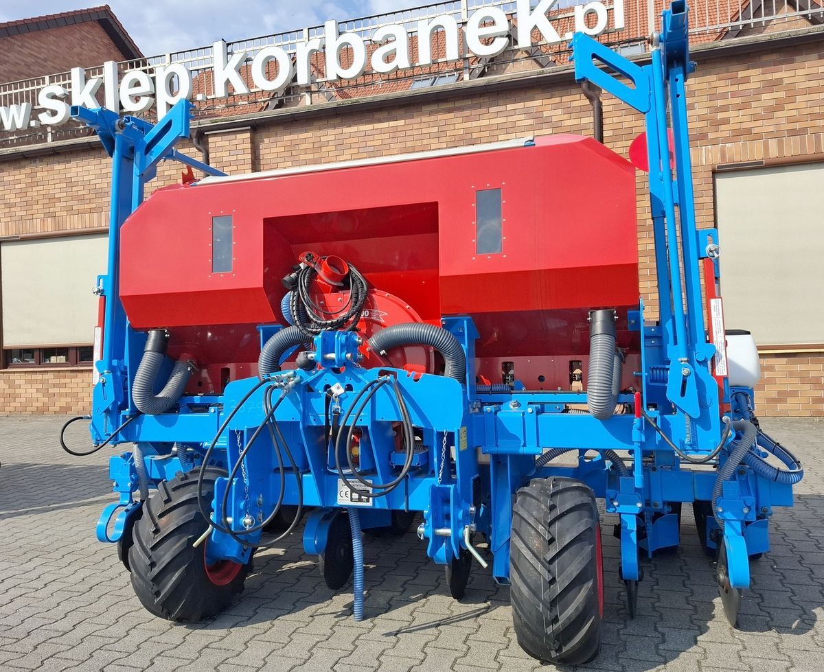 Siewnik do kukurydzy Monosem z podsiewaczem 1500 l - od przodu
