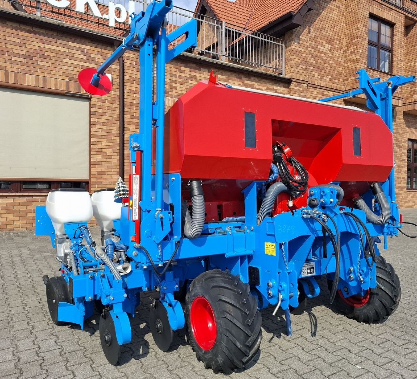 Siewnik do kukurydzy Monosem z podsiewaczem 1500 l - od przodu