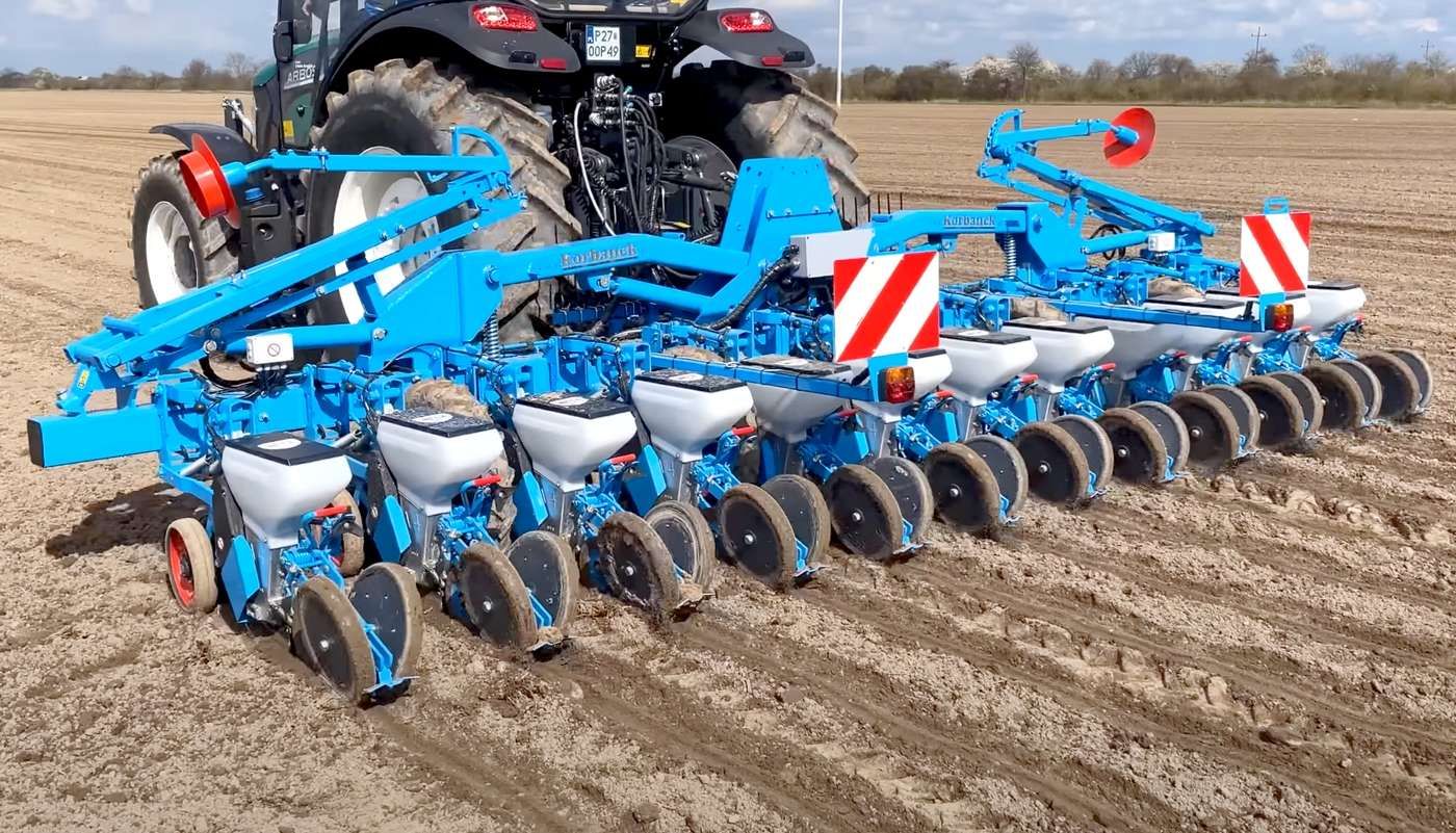 Siewnik punktowy mechaniczny z napędem elektrycznym