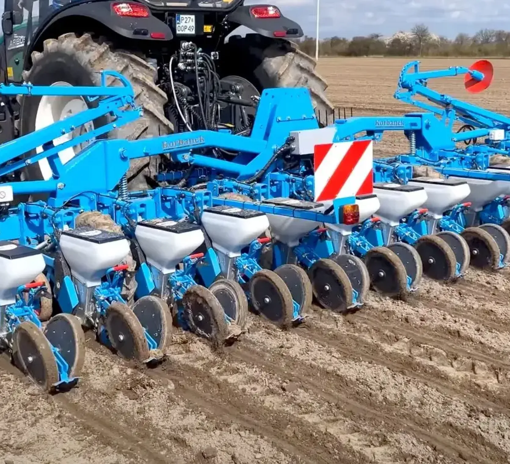 Siewnik punktowy mechaniczny z napędem elektrycznym