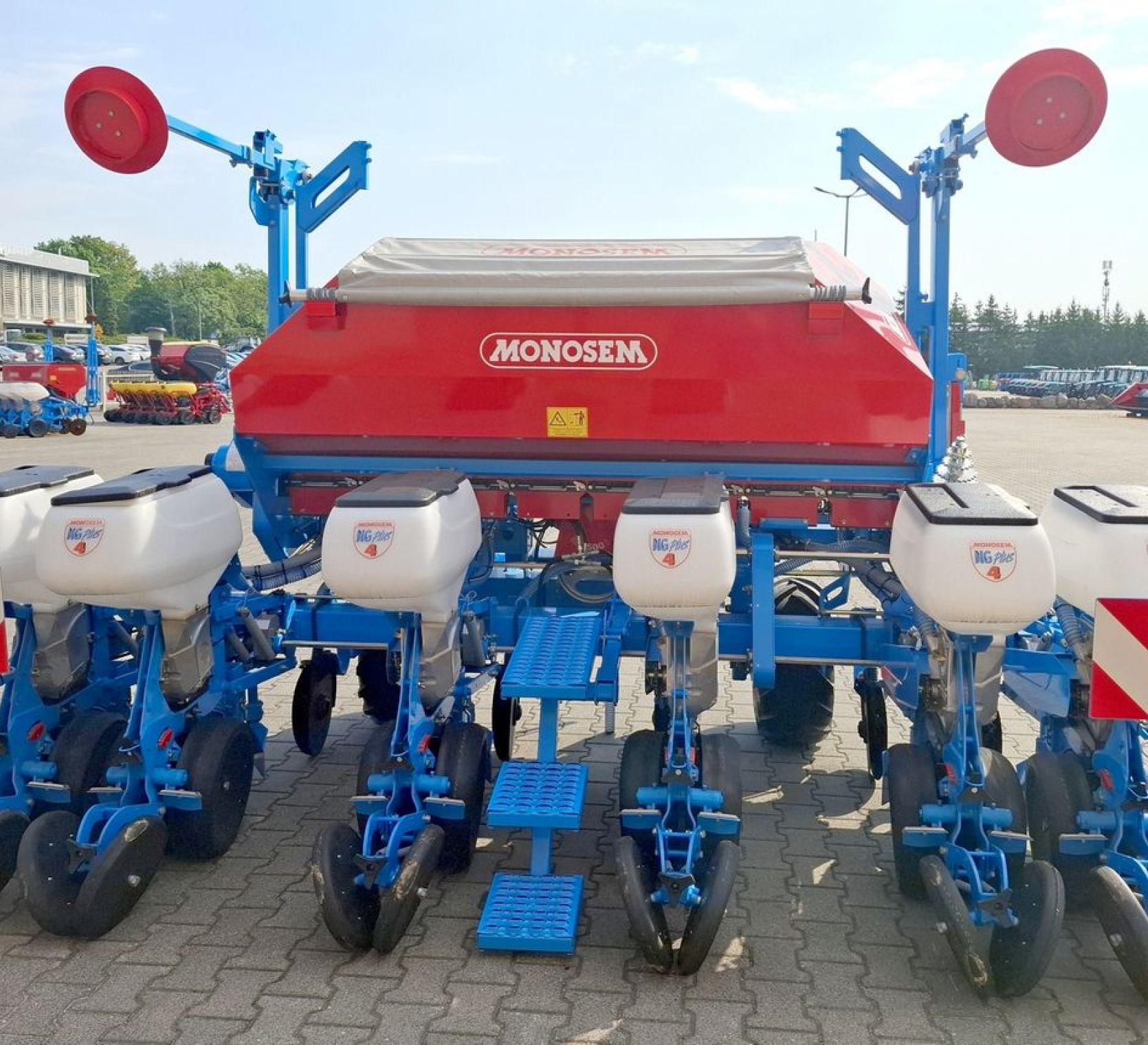 Podsiewacz nawozów 1500 litrów zamontowany na siewniku