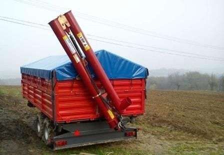 używana przyczepa tandem 10 ton rok produkcji 2013 czerwona z niebieską plandeką
