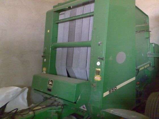 Widok z boku i z przodu prasy zwijającej John Deere 550.