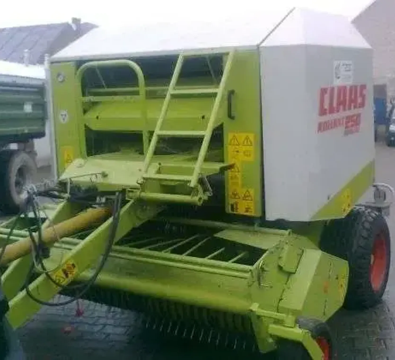 Używana Prasa zwijająca Claas Rollant 250 Roto Cut widok z przodu