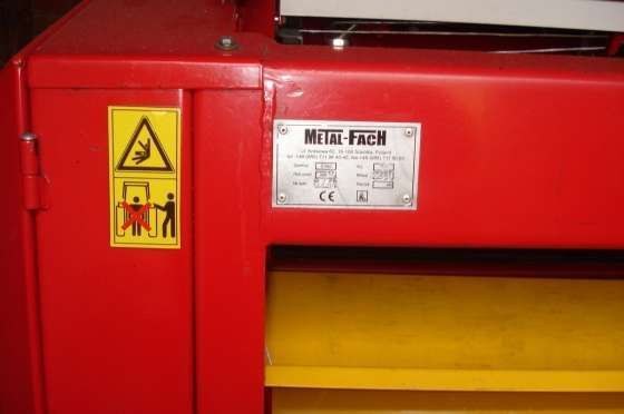 Zdjęcie tabliczki znamionowej w prasie Metal-fach, używanej Z 562. 