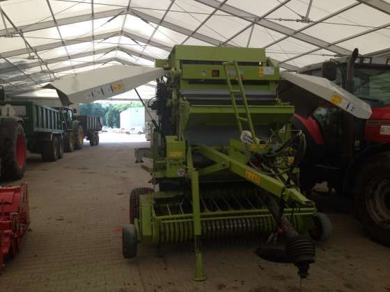 prasa Claas Variant 260, rok produkcji 2005 pod dachen na utwardzonej powierzchni
