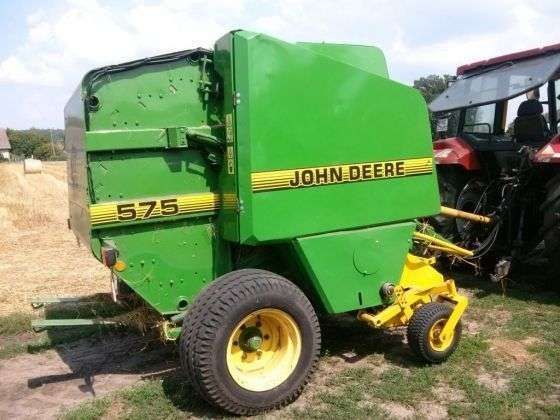 Prasa zwijająca John Deere 575 ujęcie z boku ciągnik Massey Ferguson korbanek.pl