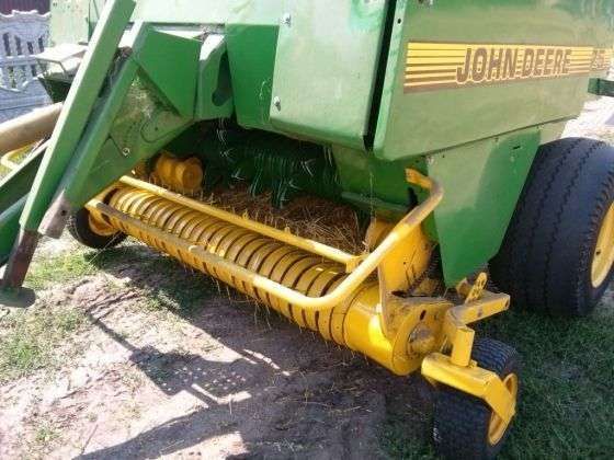 Ujęcie na tył prasy zwijającej JD 575 rok 1997 korbanek.pl maszyny rolnicze