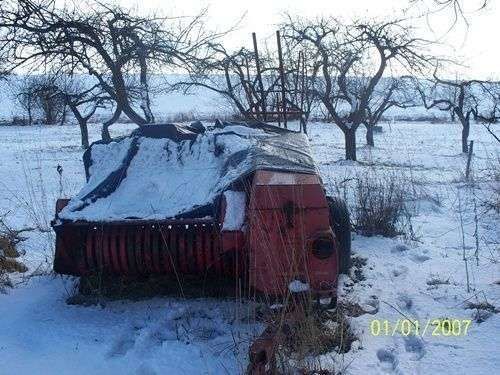 pokryta śniegiem prasa kostkująca Welger AP 45 1980 r zimowy krajobraz