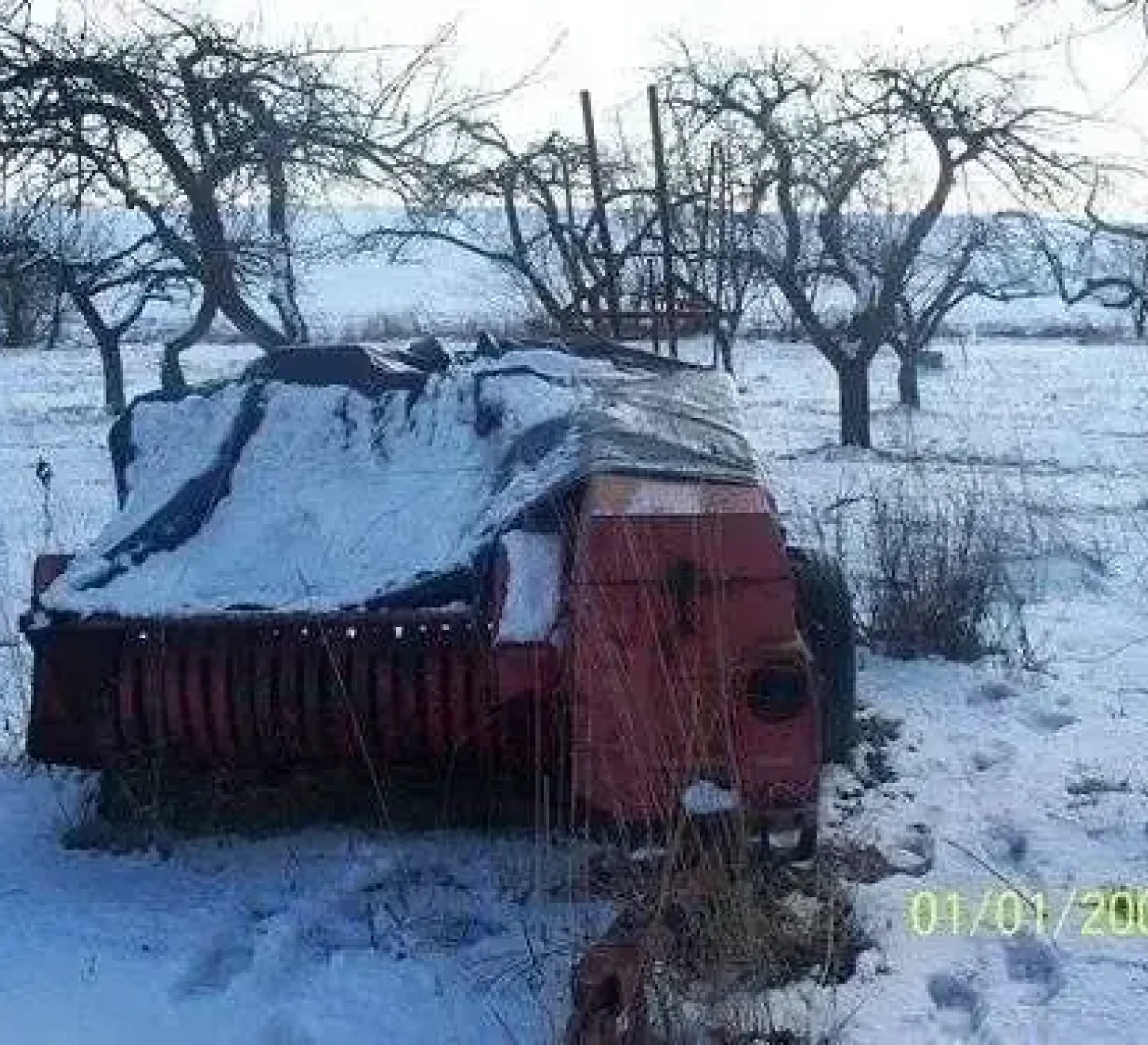 pokryta śniegiem prasa kostkująca Welger AP 45 1980 r zimowy krajobraz