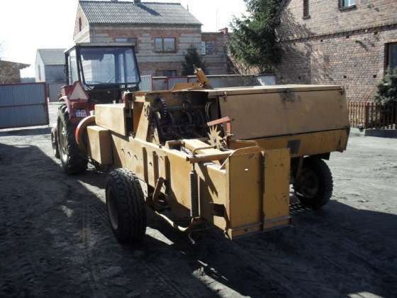 używana prasa kostkująca Sipma Z224 rok produkcji 1985 r zaczepiona do ciągnika Ursus