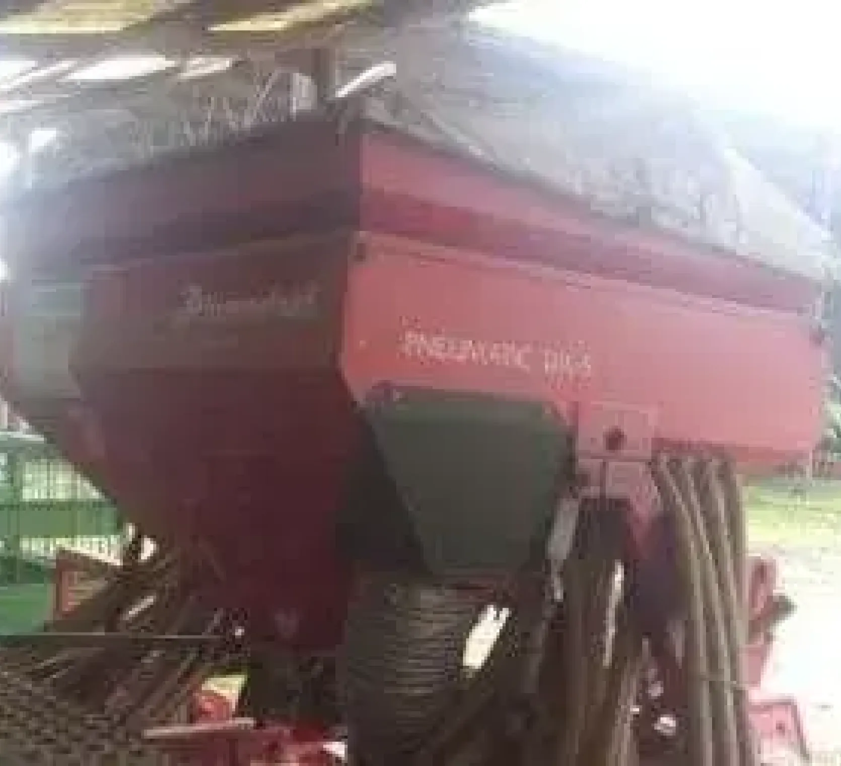 Pod wiatą stoi używany siewnik pneumatyczny Marki ACORD PNEUMATIC DA-S 4,5 metra szerokości roboczej