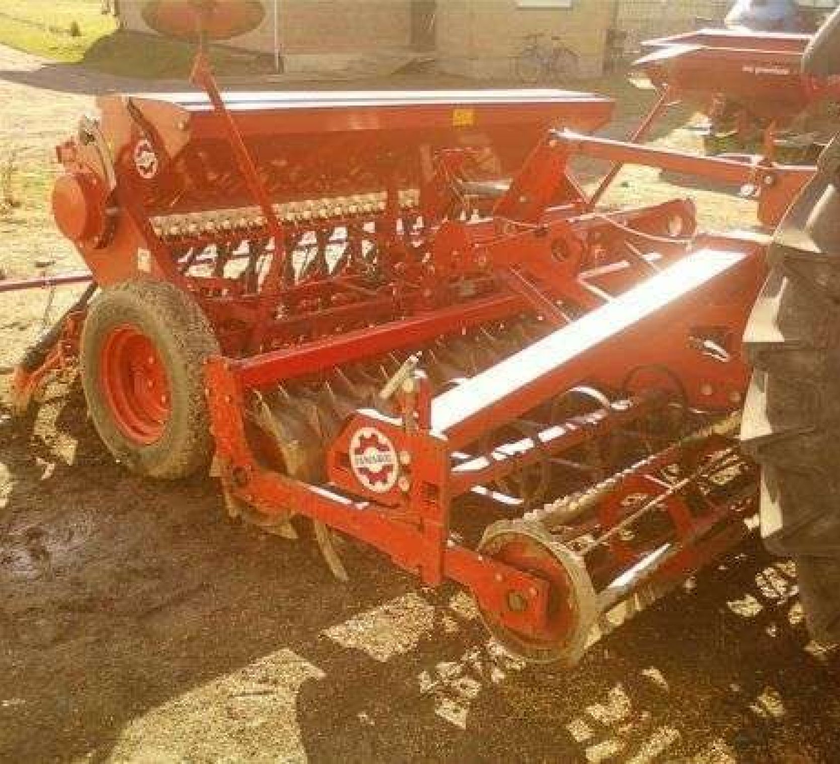 Używany zestaw uprawowo-siewny Famarol 3 m 2005 r czerwony