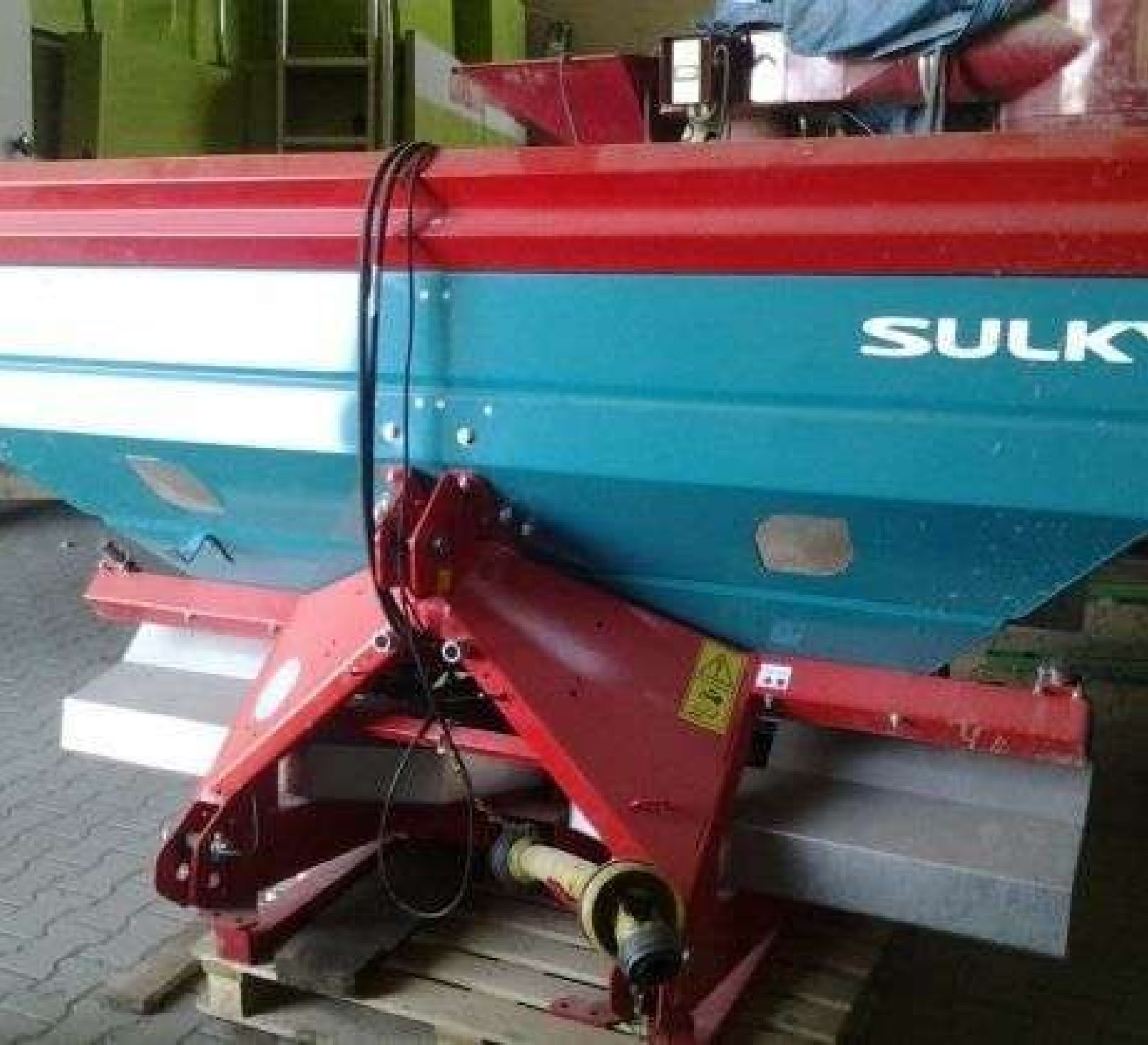 Rozsiewacz nawozów używany 2100 litrów w bardzo dobrym stanie SULKY DPX28