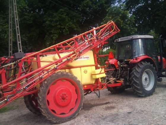 Opryskiwacz Pilmet EUROPA 2518 XL zaczepiony do ciągnika 