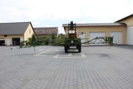 Używany Opryskiwacz Amazone UG3000 Nova na utwardzonym placu rozłożony